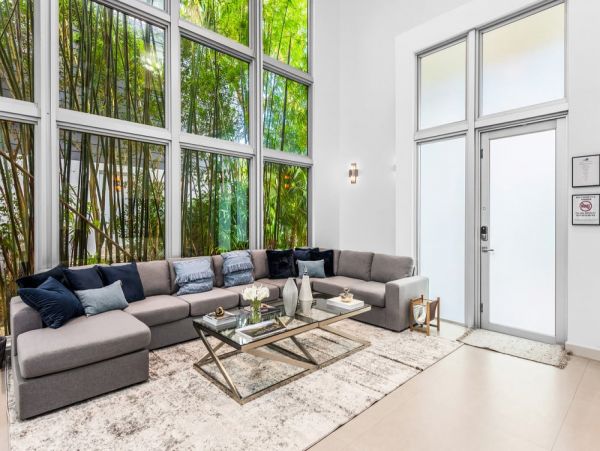Luxury Miami Vacation Home Five Bedroom with Pool