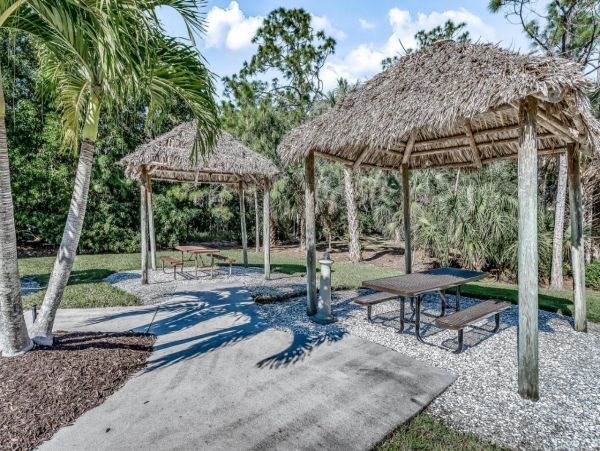 Lovely 2 Bedroom Condo in Naples