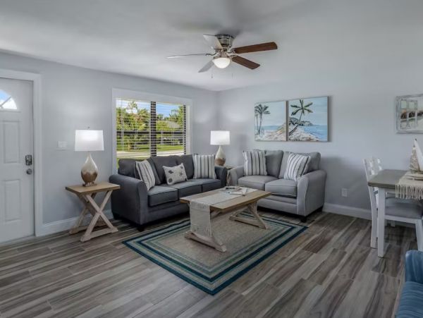 Modern 2 Bedroom Duplex with Enclosed Yard