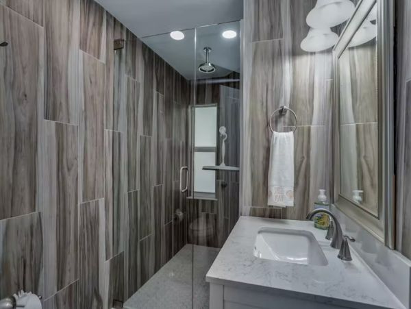 Modern 2 Bedroom Duplex with Enclosed Yard