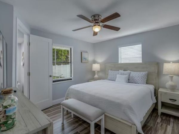 Modern 2 Bedroom Duplex with Enclosed Yard