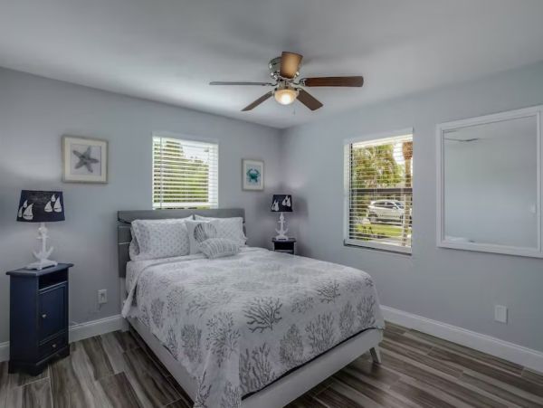 Modern 2 Bedroom Duplex with Enclosed Yard