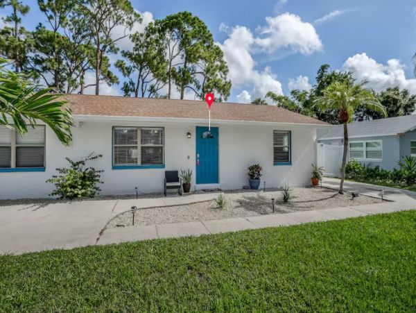 Modern 2 Bedroom Duplex with Enclosed Yard