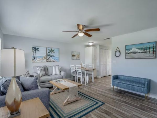Modern 2 Bedroom Duplex with Enclosed Yard