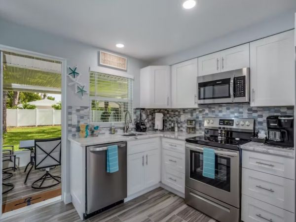 Modern 2 Bedroom Duplex with Enclosed Yard