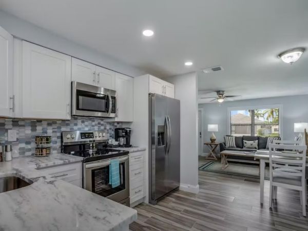 Modern 2 Bedroom Duplex with Enclosed Yard