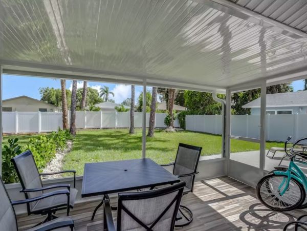 Modern 2 Bedroom Duplex with Enclosed Yard
