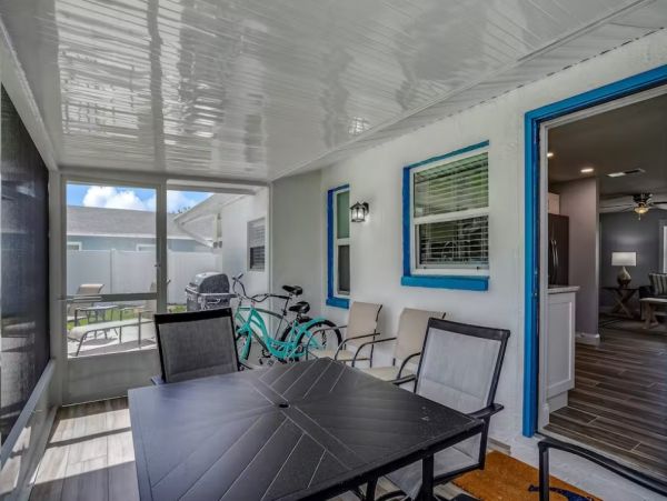 Modern 2 Bedroom Duplex with Enclosed Yard