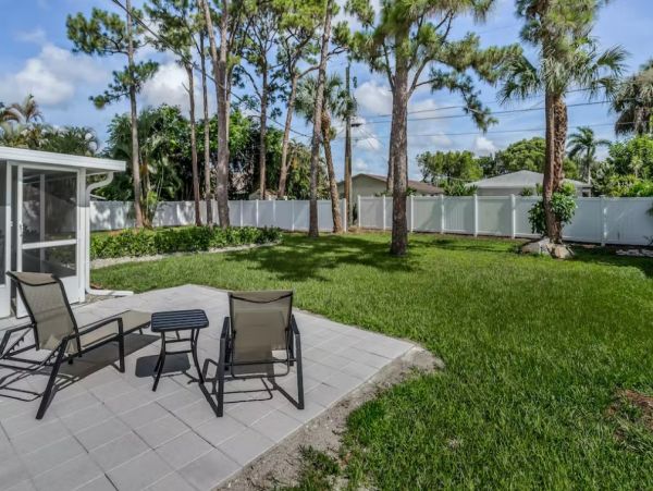 Modern 2 Bedroom Duplex with Enclosed Yard