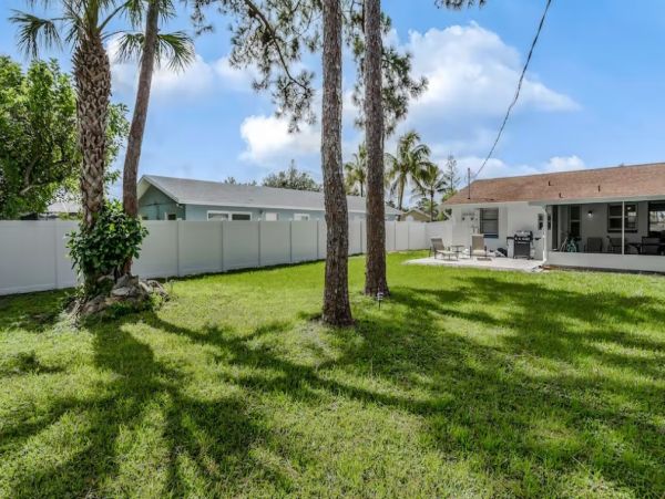 Modern 2 Bedroom Duplex with Enclosed Yard