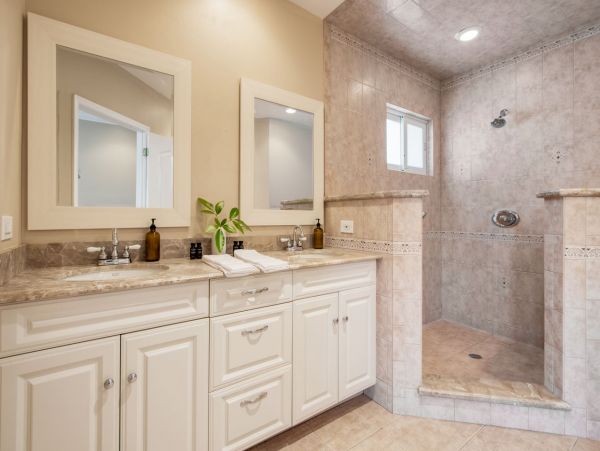 Four Bedroom Vacation Home with Private Pool Sleeps 10