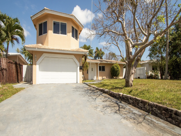 Four Bedroom Vacation Home with Private Pool Sleeps 10