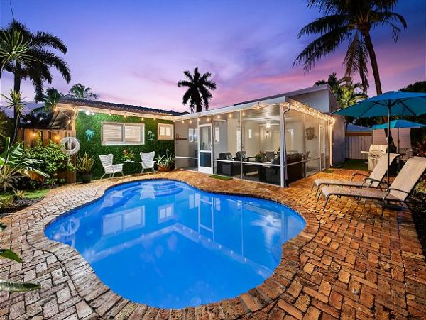 Three Bedroom Charming Vacation Home Sleeps 6