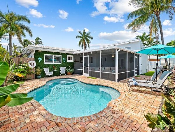 Three Bedroom Charming Vacation Home Sleeps 6