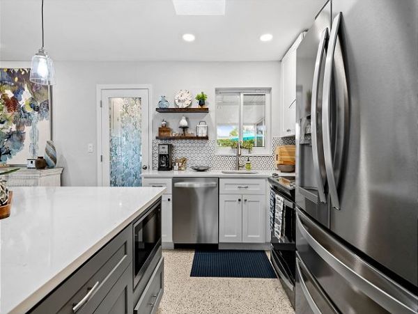 Three Bedroom Charming Vacation Home Sleeps 6
