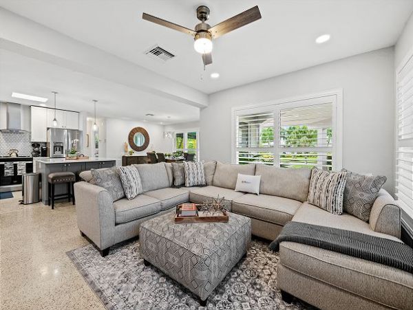Three Bedroom Charming Vacation Home Sleeps 6
