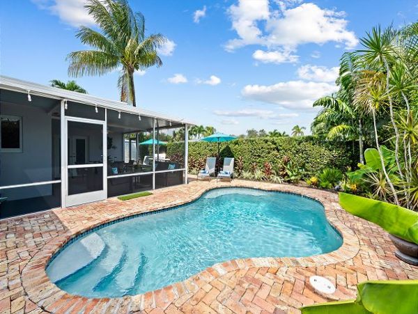 Three Bedroom Charming Vacation Home Sleeps 6