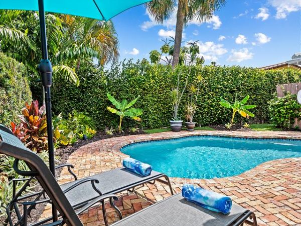 Three Bedroom Charming Vacation Home Sleeps 6
