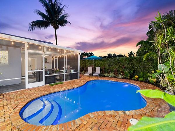 Three Bedroom Charming Vacation Home Sleeps 6