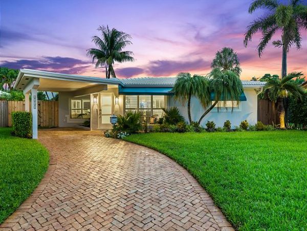 Three Bedroom Charming Vacation Home Sleeps 6