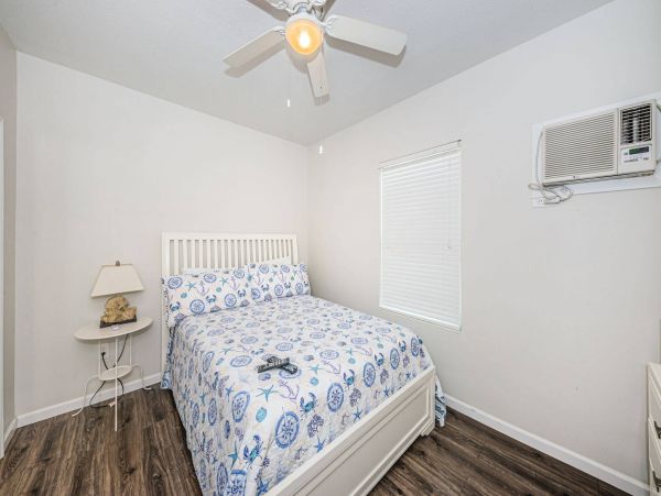 Charming 3 Bedroom Cottage Short Walk to Beach