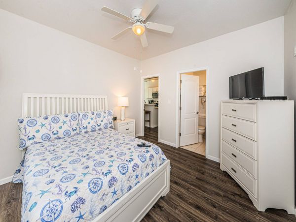 Charming 3 Bedroom Cottage Short Walk to Beach