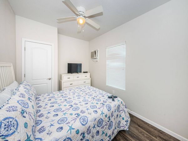 Charming 3 Bedroom Cottage Short Walk to Beach