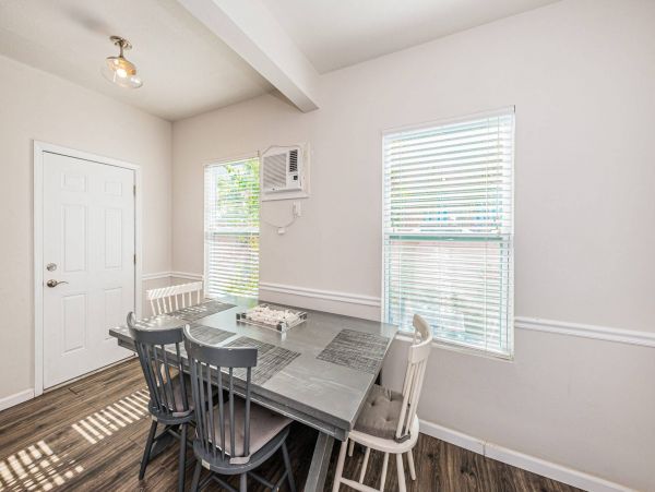Charming 3 Bedroom Cottage Short Walk to Beach