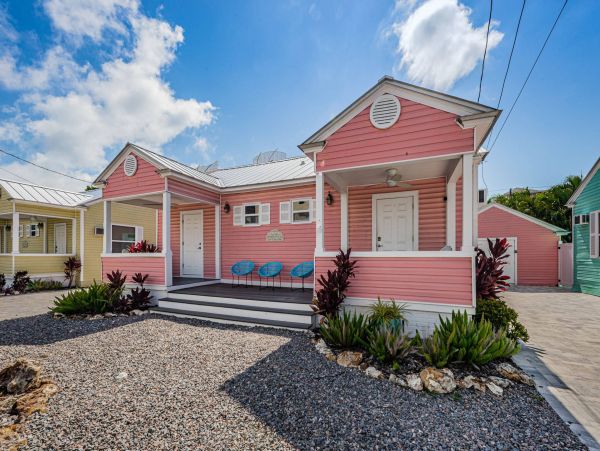 Charming 3 Bedroom Cottage Short Walk to Beach