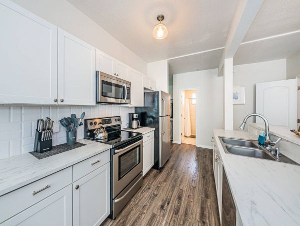 Charming 3 Bedroom Cottage Short Walk to Beach