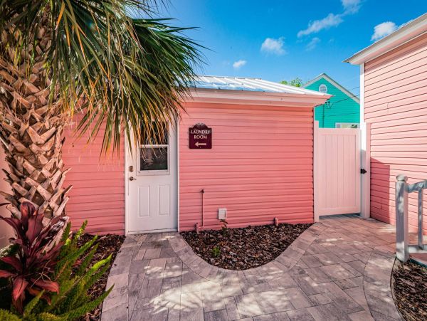 Charming 3 Bedroom Cottage Short Walk to Beach