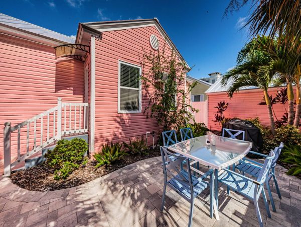 Charming 3 Bedroom Cottage Short Walk to Beach