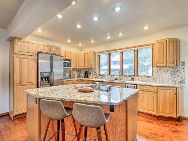 Five Bedroom Charming Vacation Home Sleeps 10
