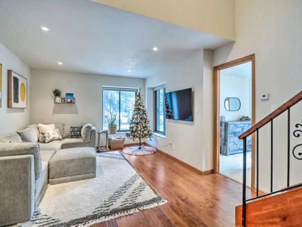 Five Bedroom Charming Vacation Home Sleeps 10