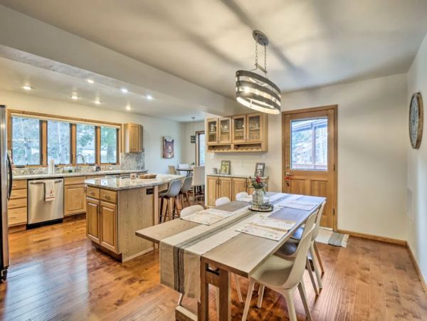 Five Bedroom Charming Vacation Home Sleeps 10