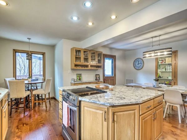 Five Bedroom Charming Vacation Home Sleeps 10