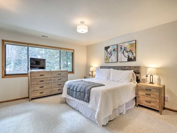 Five Bedroom Charming Vacation Home Sleeps 10