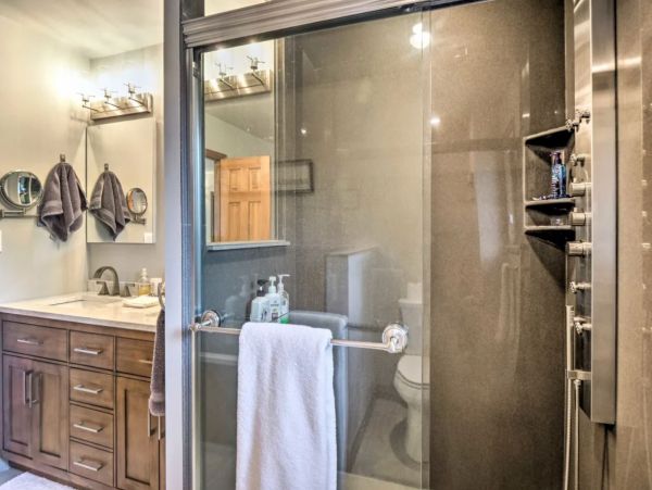 Five Bedroom Charming Vacation Home Sleeps 10