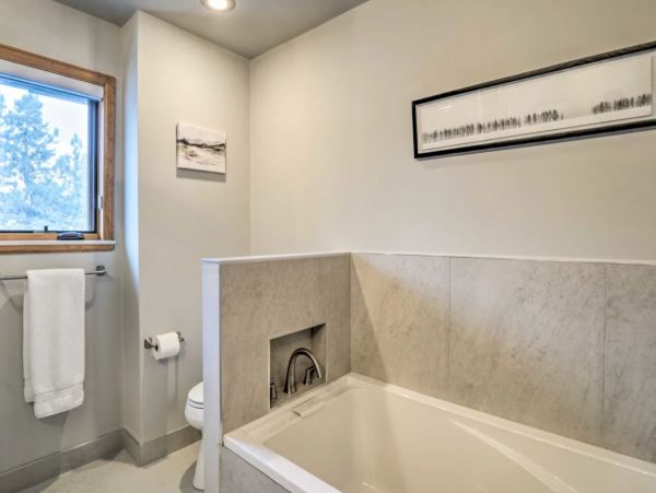 Five Bedroom Charming Vacation Home Sleeps 10