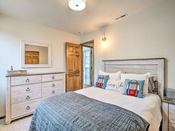 Five Bedroom Charming Vacation Home Sleeps 10