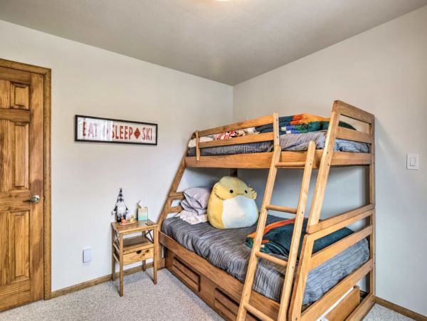 Five Bedroom Charming Vacation Home Sleeps 10