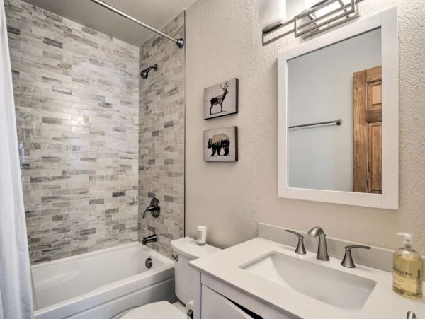 Five Bedroom Charming Vacation Home Sleeps 10