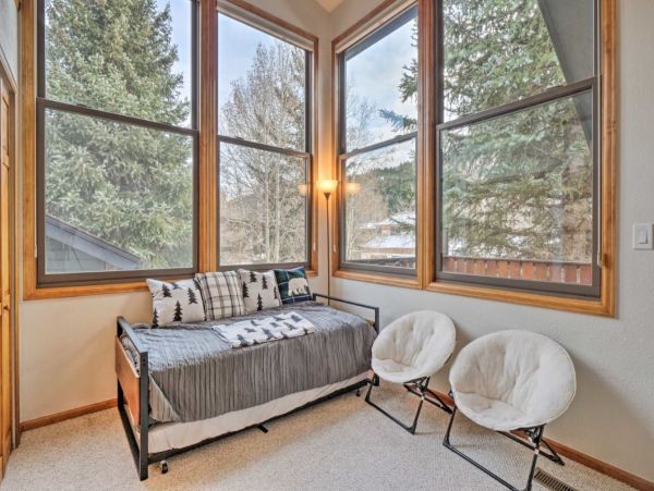 Five Bedroom Charming Vacation Home Sleeps 10