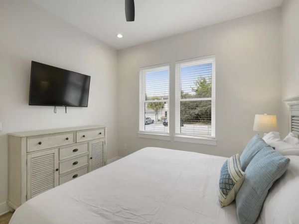 Luxury Nine Bedroom Vacation Home Close to Beach Sleeps 28