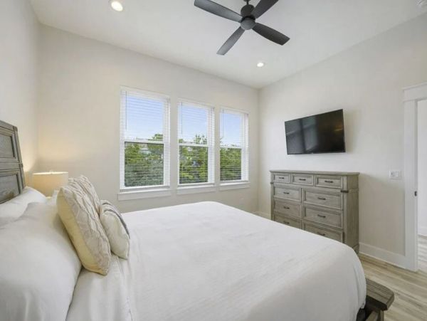 Luxury Nine Bedroom Vacation Home Close to Beach Sleeps 28