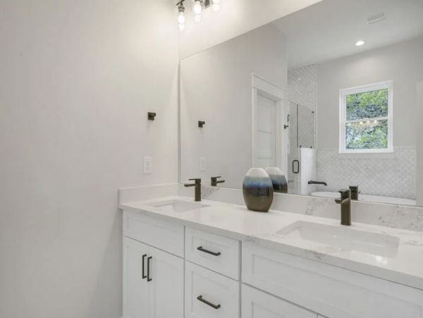Luxury Nine Bedroom Vacation Home Close to Beach Sleeps 28