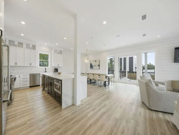 Luxury Nine Bedroom Vacation Home Close to Beach Sleeps 28