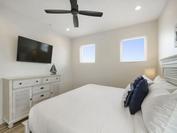 Luxury Nine Bedroom Vacation Home Close to Beach Sleeps 28