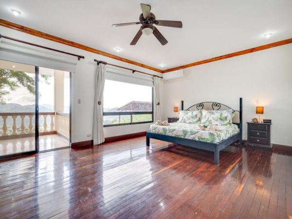 Playa Del Coco Vacation Home Three Bedroom with Pool