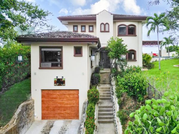 Playa Del Coco Vacation Home Three Bedroom with Pool
